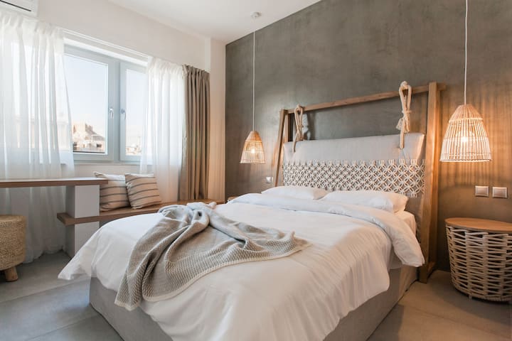 Bright 5th floor boutique apt, 1′ walk to Acropoli