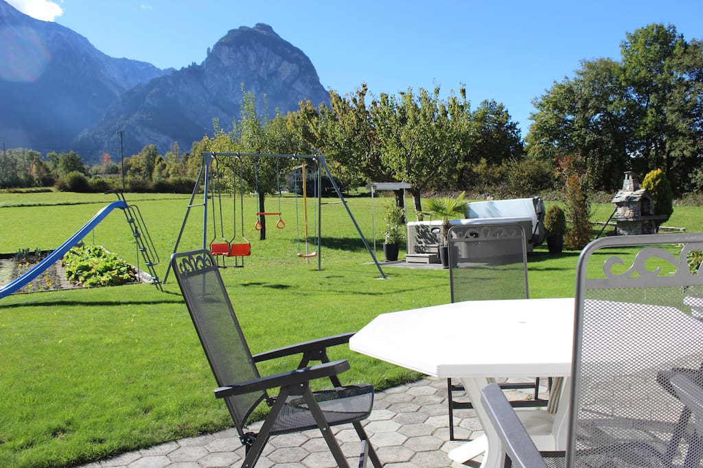 Garten mit Liege-Spielplatz und Whirlpool