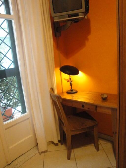 Desk-scrivania-Bureau-Escritorio.