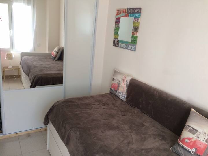 ห้องนอนเล็กที่ชั้นล่าง (90 เตียง)