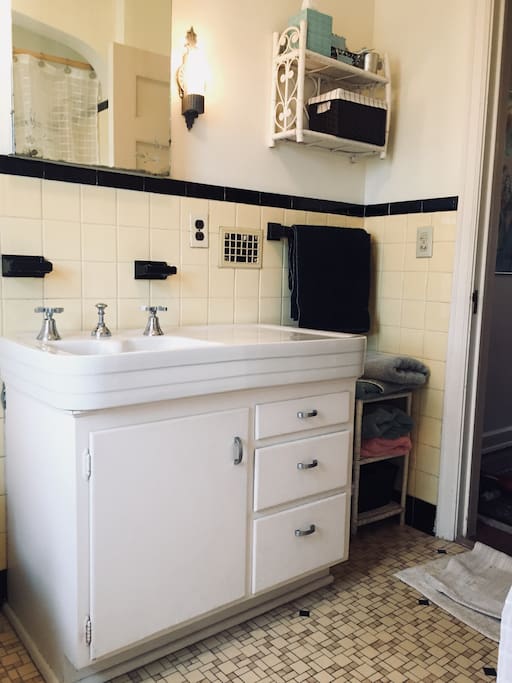 Fun bathroom with "art-deco" feel