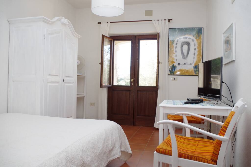 Schlafzimmer mit Doppelbett und Full HD Tv