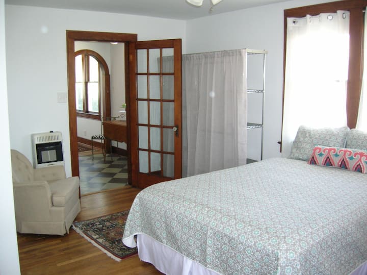 Amplio dormitorio con cama tamaño queen.