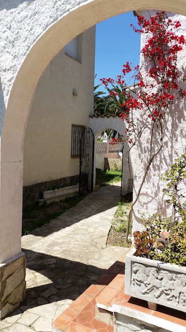 Durchgang zur Süd - West - Terrasse am Haus entlang zur Wohnung