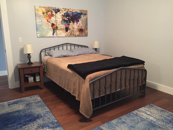 ห้องนอนชั้นล่างพร้อมเตียงควีนไซส์