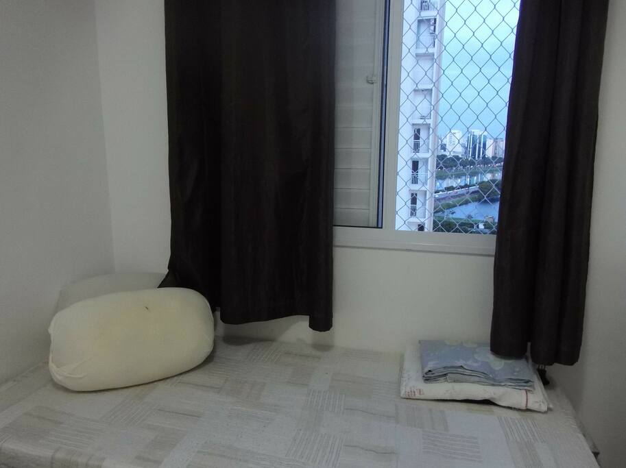 Cama de solteiro com colchao extra embaixo + Janela com vista para raia da USP
