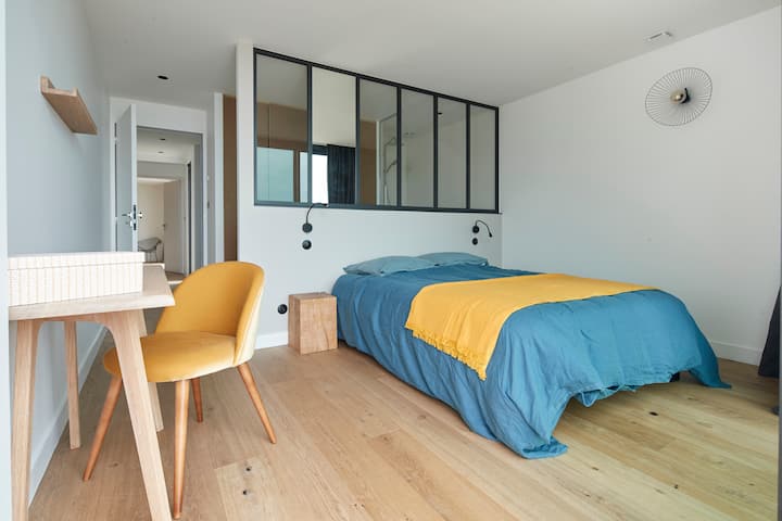 Две спални на терасата с изглед към морето, баня в спалнята.