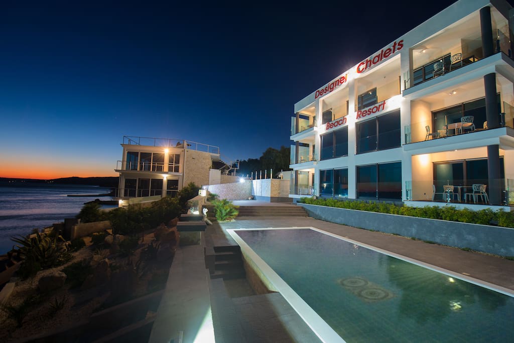 Design-Beach-Resort in der Nacht