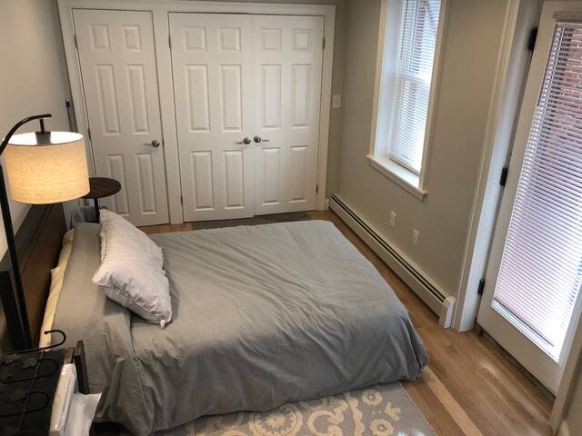 Lrg 4 Bdrm Prvt. Patio Quiet Top Location Parking gallery image 5