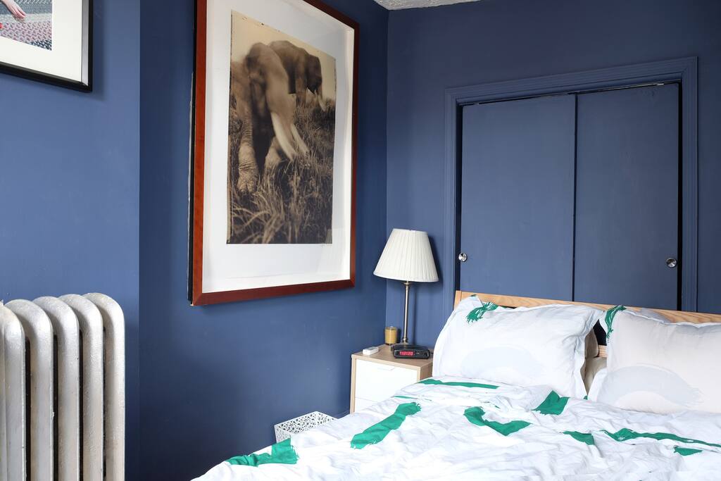 Bedroom w/ bed