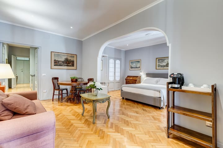 Very bright high floor apartment, with elevator