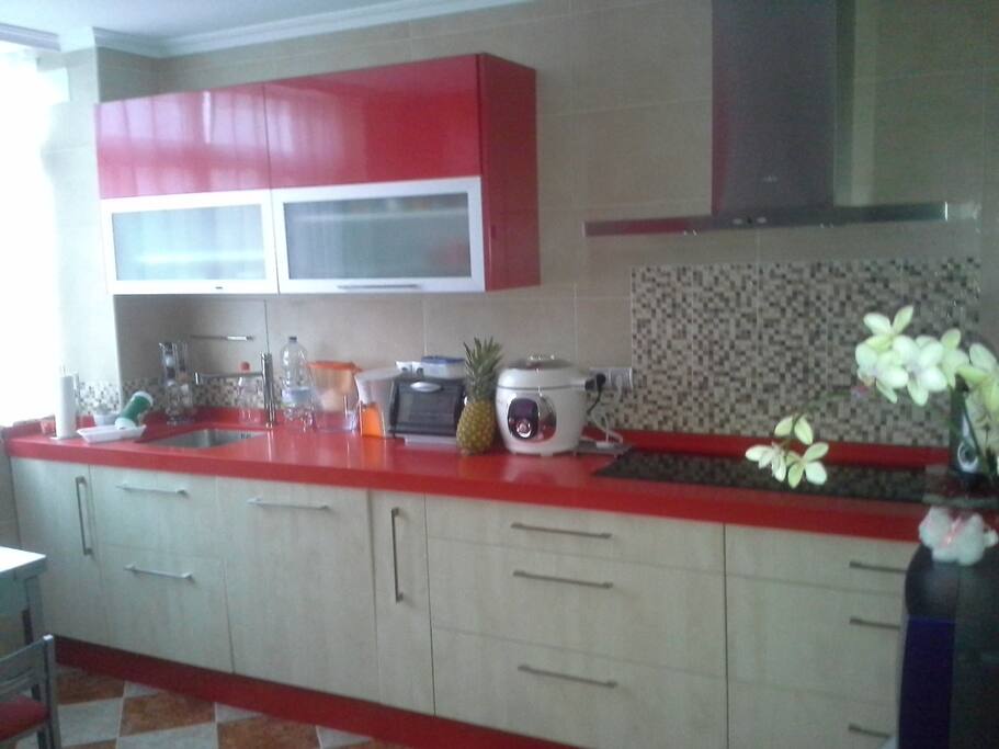 Cocina amplia y completamente equipada