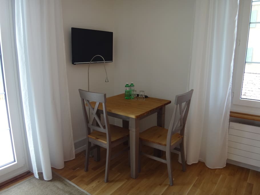 TV, WLAN und Sitzgelegenheit in hellem Zimmer