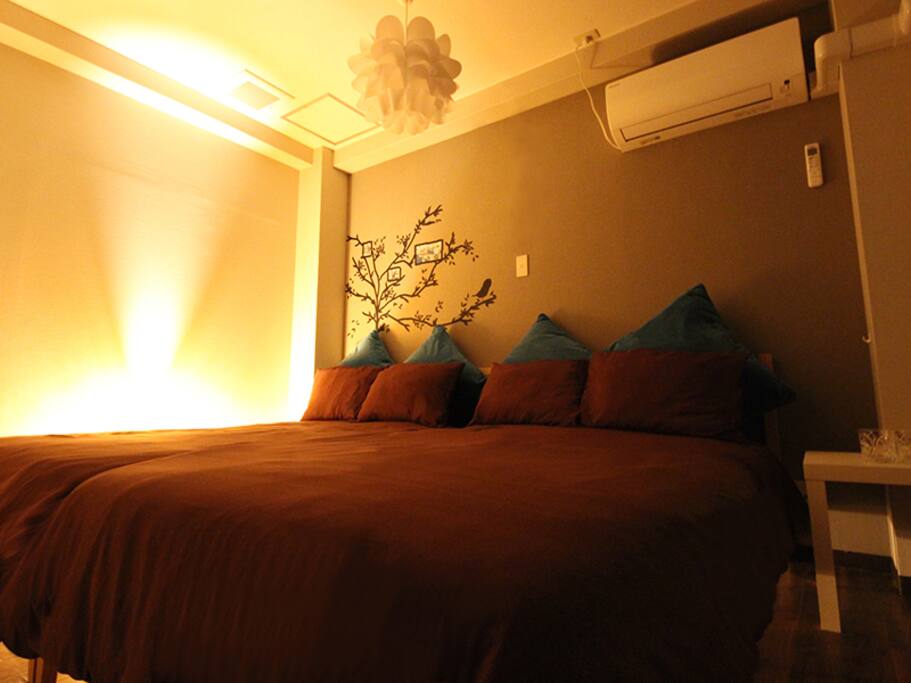 There is only one twin room on the top floor. You can spend very quiet and comfortable time!
最上階に1部屋のみのご案内です。静かで快適なお時間をお楽しみ頂けます。