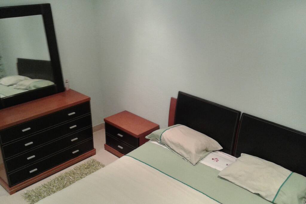 Quarto com cama de casal