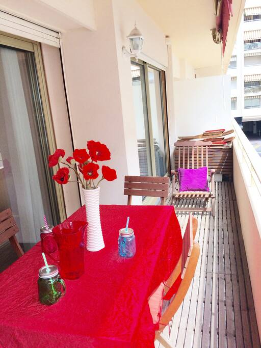balcon traversant sur toutes les pièces (séjour, chambre, cuisine)