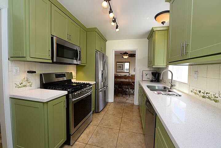 Spacious, Remodeled, Ground Level Duplex, Quiet gallery image 4