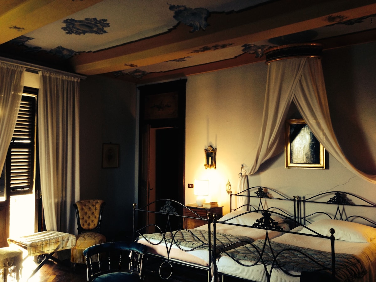 غرفة نوم كارلو مع حمام