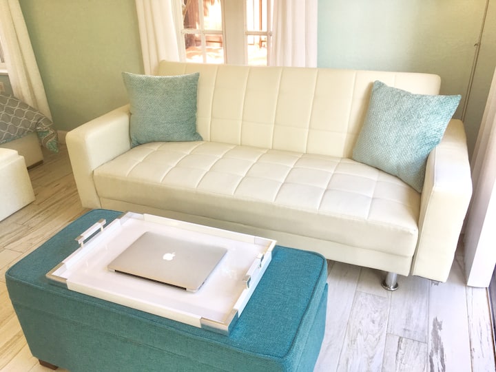 Ce canapé convertible se trouve facilement à plat dans un lit double.  Ottoman dispose d'un rangement et peut contenir de la literie pour le canapé-lit sur demande.