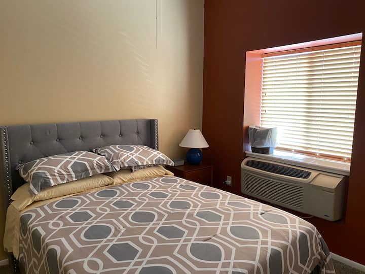 Dhomë gjumi me dritare me diell