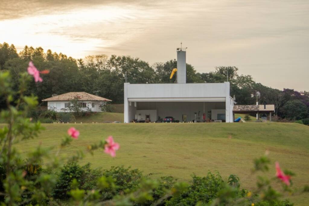 HANGAR PARA 3 HELICÓPTEROS E PISTA DE POUSO ASFALTADA DE 1000 MTS