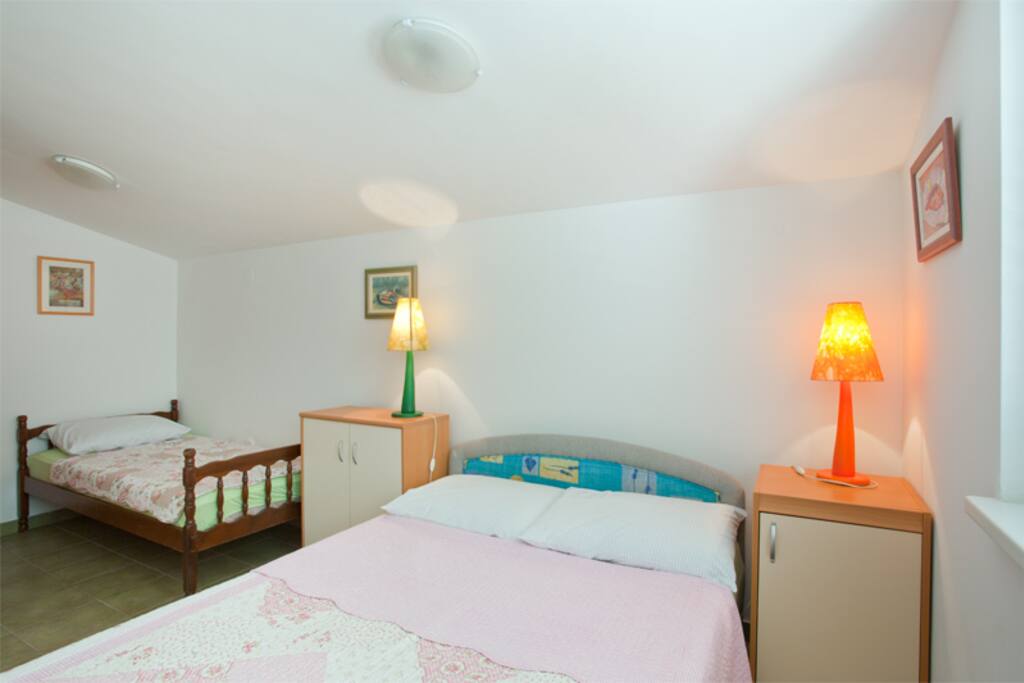 Bedroom with one single bed