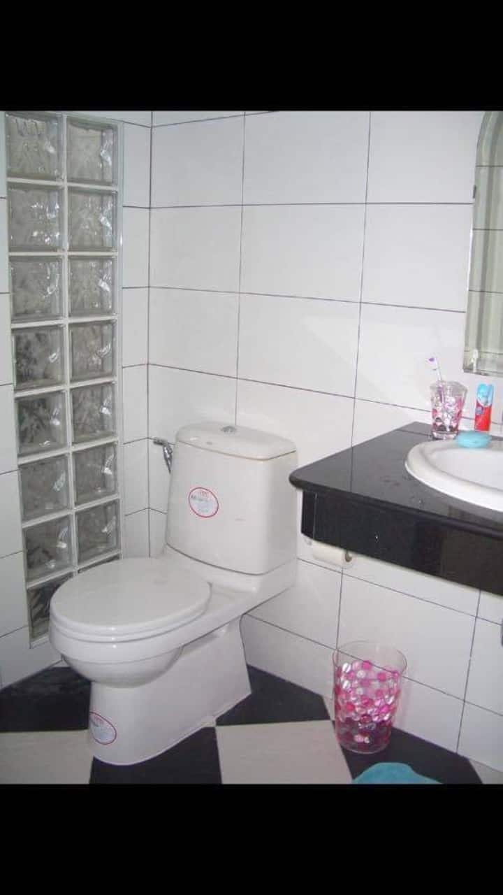 Dhomë gjumi e bashkangjitur 1 në katin e 2-të me tualet dhe dush