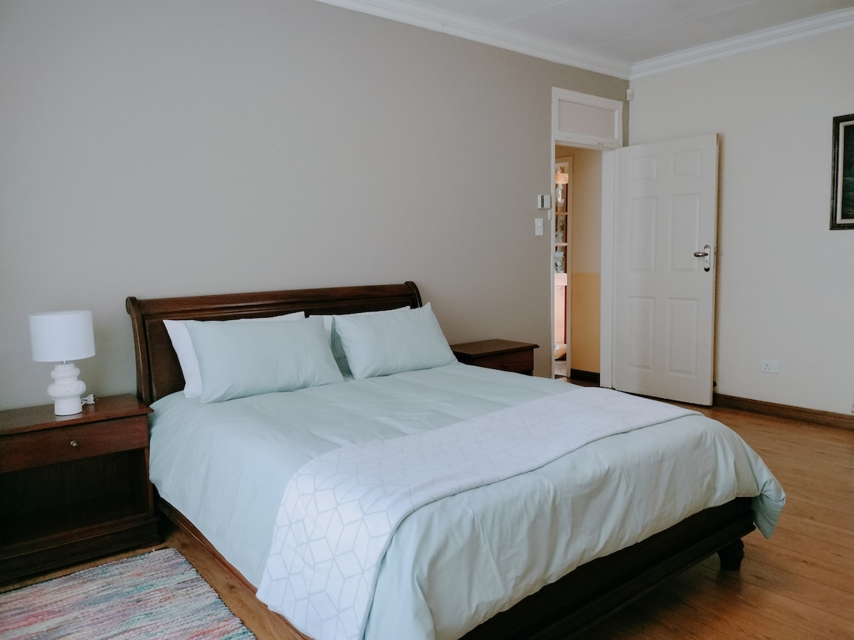 Glavna spavaća soba s bračnim krevetom (160x200) i vlastitom kupaonicom 