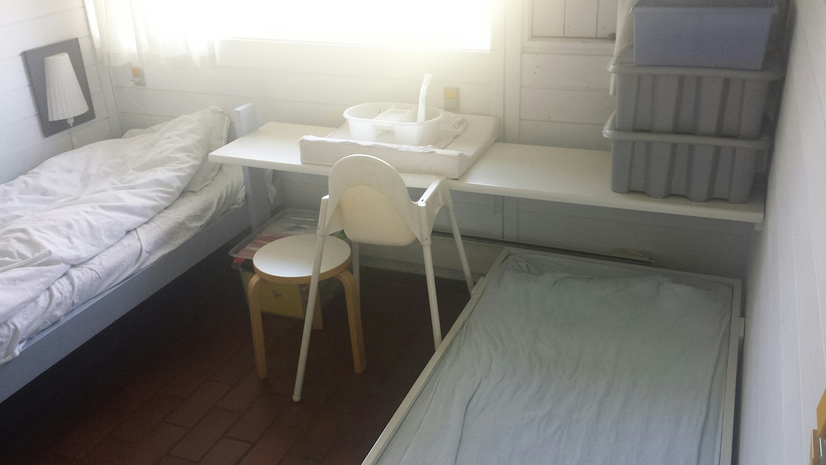 Cama para niños en una habitación con cama individual