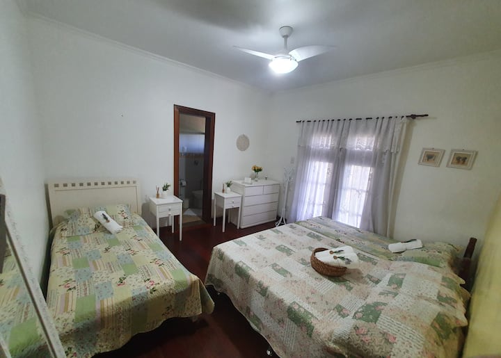Suite amarilla ubicada en el primer piso del alojamiento.