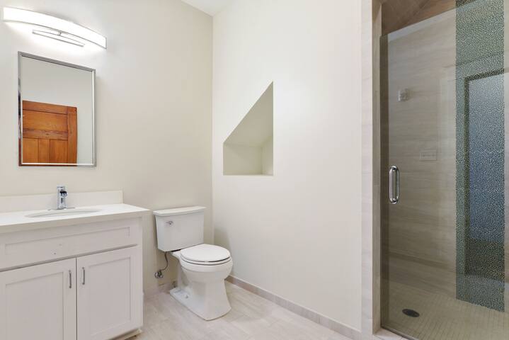 Prime Location! Entrance of Frenchmen! gallery image 5