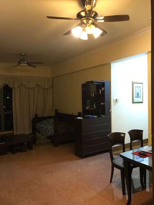 Living room, with a wine counter in the middle and a big dinning table in the corner. High ceiling and a all around spacious unit.