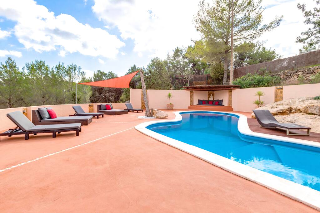 Sun loungers, shaded area and chill-out