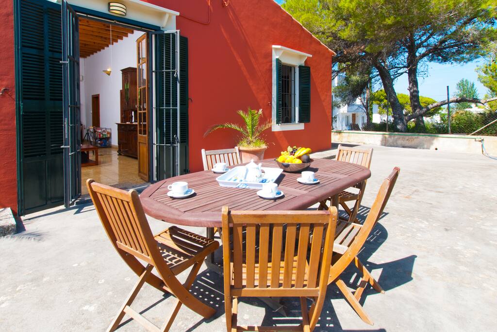 Desde esta terraza se accede al salón comedor.