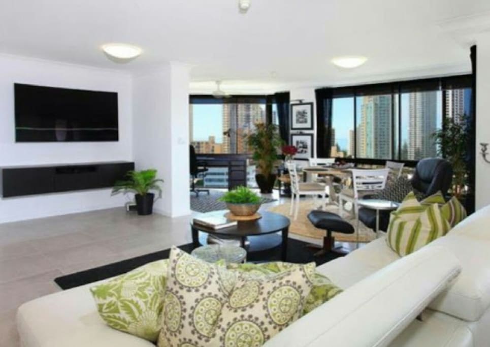 Livingroom with luxury couch & furnishings. Huge 3D smart TV. Watch Netflix, YouTube , TV or screen cast from your smartphone!