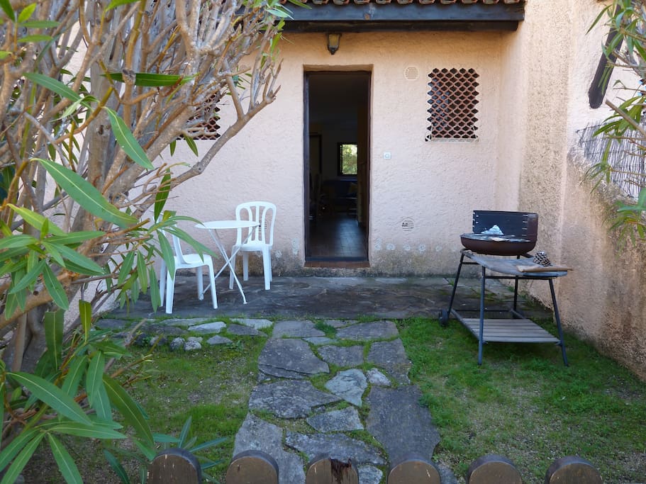 ... avec barbecue et table...