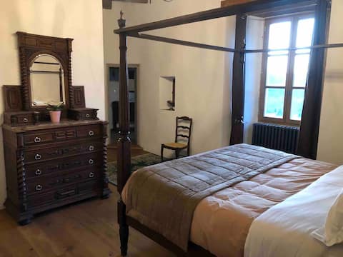 "La Tour" bed and breakfast in Medieval Castle
