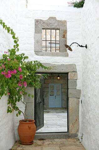 Amazing Villa in Chora Patmos gallery image 2
