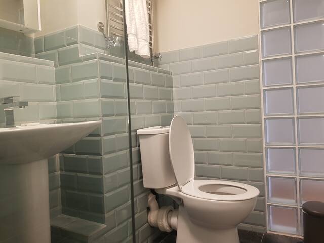 Beautiful 3-bedroom flat with stunning views gallery image 3