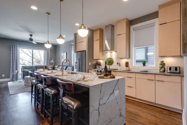 Glamorous Dtown/RFTOP Deck/10 Beds/2nd Home Option gallery image 2