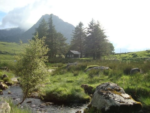 Y Cwt Gwyrdd, cosy shelter in a mountainous valley
