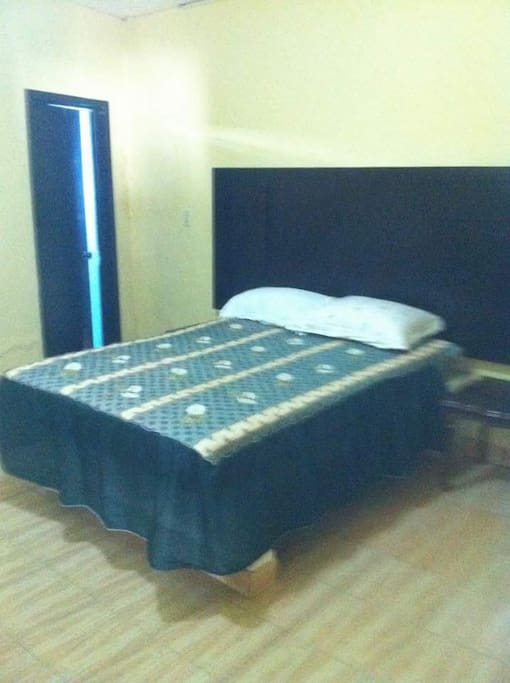 Hay dos habitaciones con cama matrimonial, una en cada habiatación