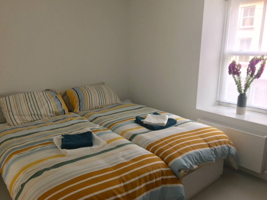 Bedroom with 2 twin beds