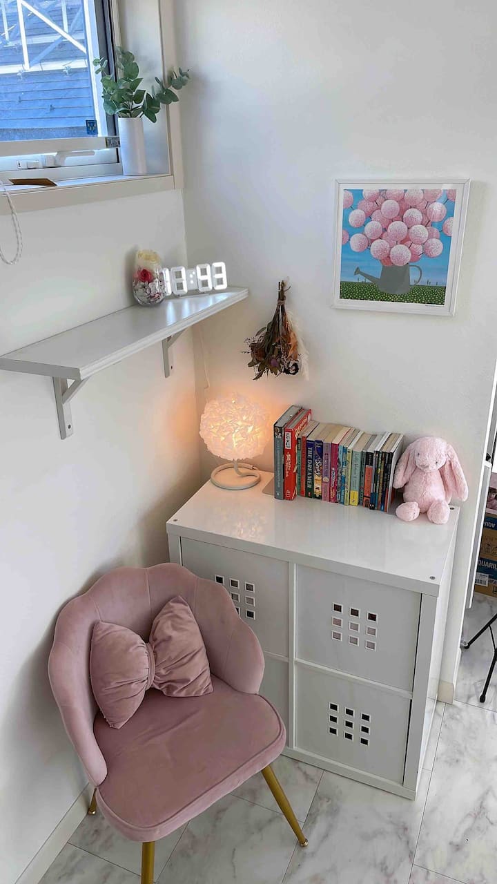 É uma pequena biblioteca equipada com livros japoneses e livros em inglês ~