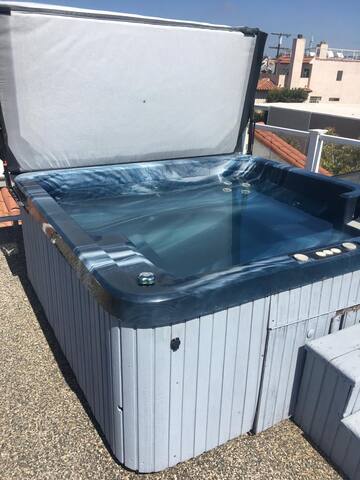 Beautiful 2 Story Right by the Canals & Ocean View gallery image 4