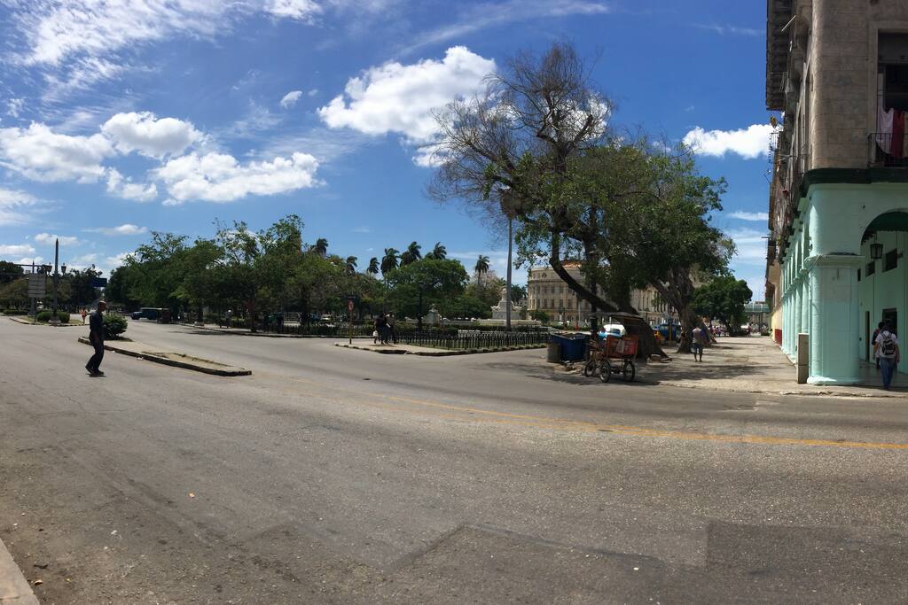 Saliendo del edificio tiene usted en frente El Capitolio, caminando a la derecha unos minutos La Habana Vieja, y a la izquierda Centro Habana, Cerro y otros barrios de La Habana.