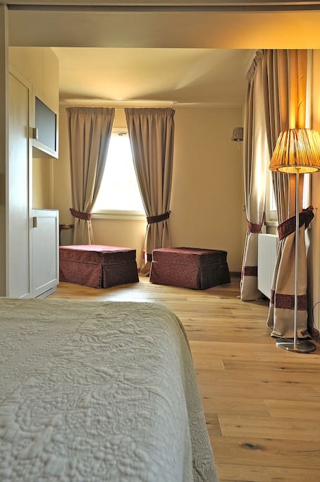 Area soggiorno con 2 pouf letto
