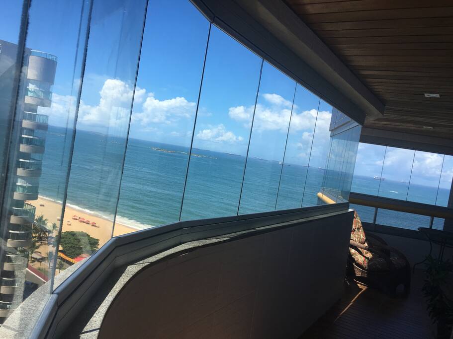 Vista para o mar do varandão do apartamento