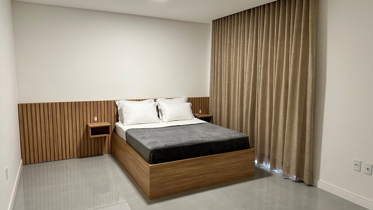 Основен апартамент, затъмнена завеса, климатик, двойно легло с капак за матрак, чаршаф, възглавници с калъфка за възглавница и микрофибърно покритие.