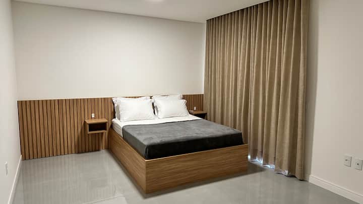 Glavni apartman, zavjesa za zamračivanje, klima-uređaj, bračni krevet s navlakom za madrac, plahta, jastuci s jastučnicom i navlakom od mikrovlakana.